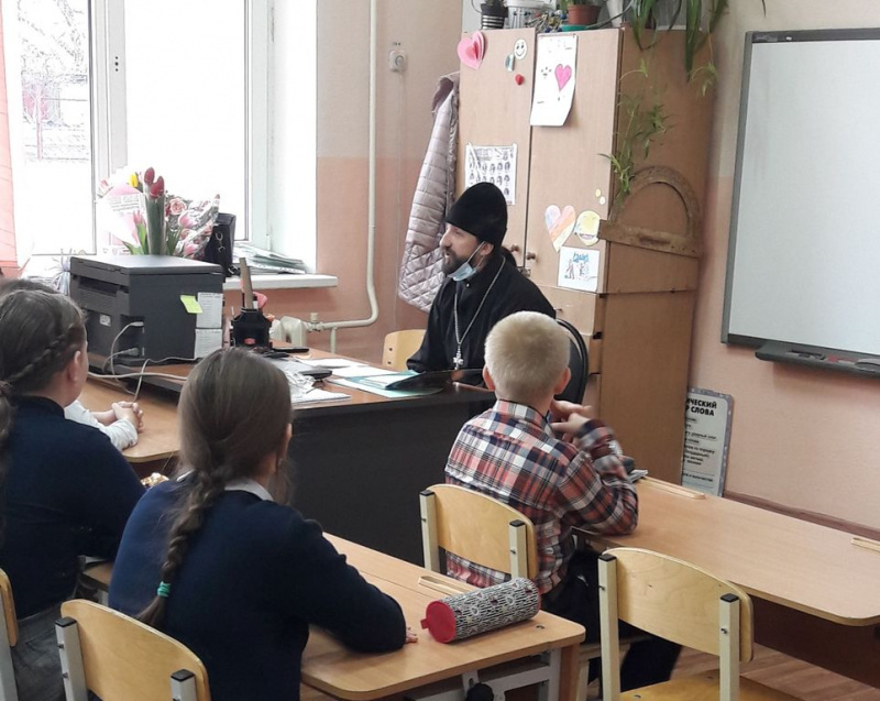 Иеромонах Арсений (Алимов) провел открытый урок в школе № 22 ко Дню православной книги