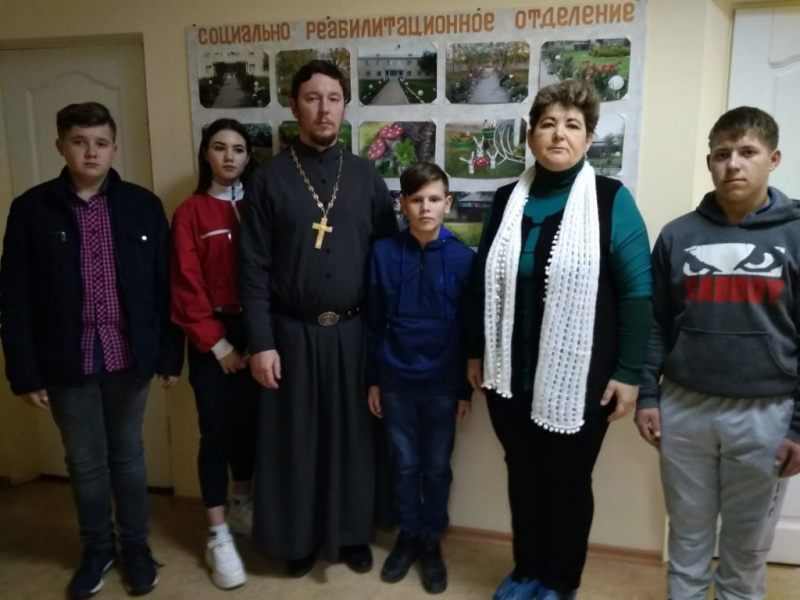 В Центр социального обслуживания граждан пожилого возраста и инвалидов Шолоховского района прошло праздничное мероприятие. Присутствующих поздравил иерей Роман Митяшин