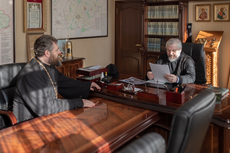 Преосвященнейший епископ Симон и настоятель храма праведного Иоанна Кронштадтского г. Шахты обсудили дальнейшее строительство на храмовом подворье
