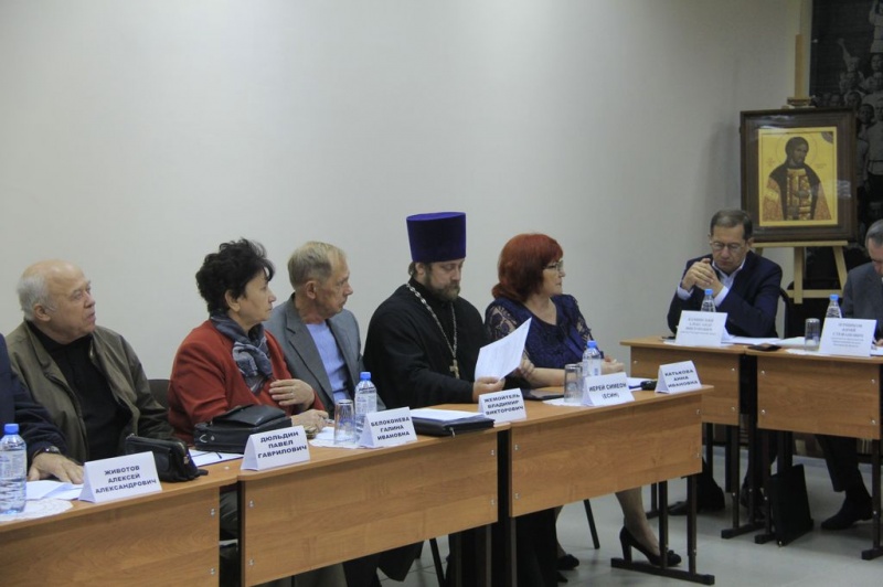 С докладом о духовно-нравственном воспитании на пленарном заседании Общественной палаты г. Шахты выступил член Общественной палаты иерей Симеон Есин