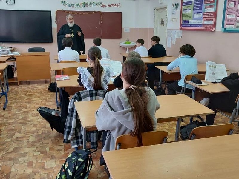 Беседа «О таинствах Церкви» в Базковской школе