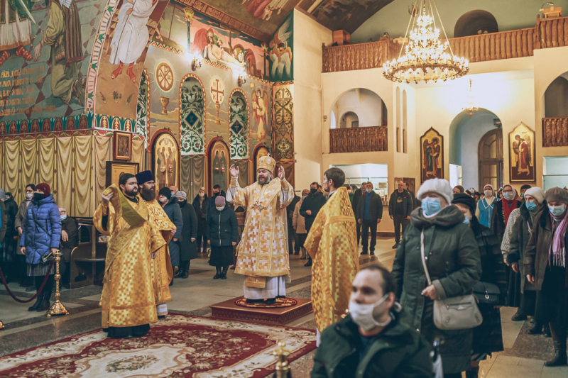 В Неделю о блудном сыне Преосвященнейший епископ Симон совершил Божественную литургию в Покровском кафедральном соборе города Шахты
