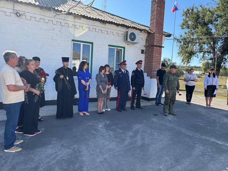 В основной школе хутора Усьмана состоялось торжественное открытие мемориальной доски