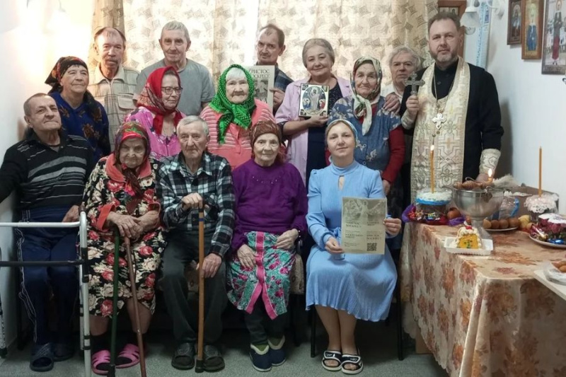 В доме престарелых посёлка Садовый освятили куличи в Великую Субботу