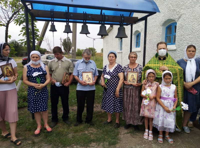 В пос. Садовый в храме святой Ксении Петербургской и в храме святых мучеников Андриана и Наталии в хут. Арпачин молитвенно отметили день памяти святых Петра и Февронии Муромских