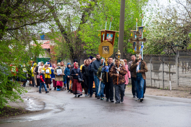 Прихожане храма Архистратига Михаила ст. Вешенской и иерей Роман в День Победы совершили крестный ход