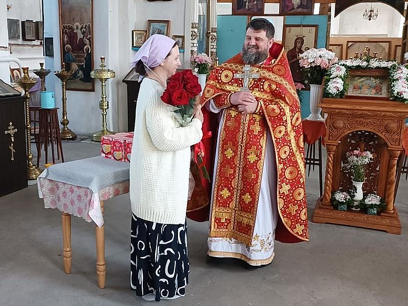 В Покровском храме станицы Кривянской прихожанок поздравили с Днем жён-мироносиц