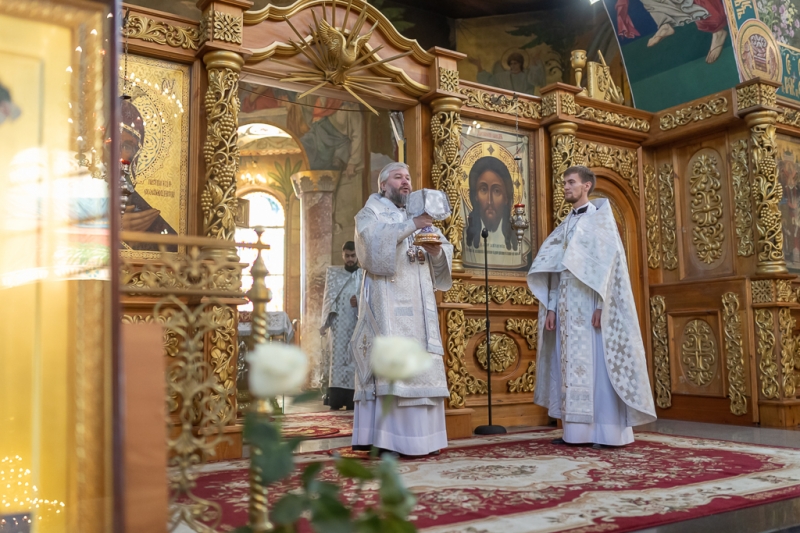 Преосвященнейший епископ Симон совершил Божественную литургию и панихиду по жертвам политических репрессий в Покровском кафедральном соборе города Шахты