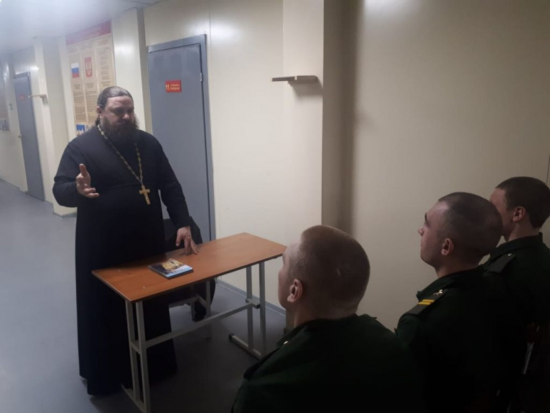 В День защитника Отечества настоятель храма святителя Тихона Задонского ст. Кривянской протоиерей Константин Федосеев посетил военнослужащих 102-го мотострелкового полка