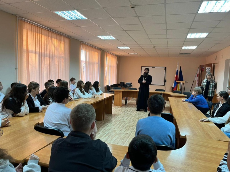 «Разговоры о важном». Иерей Александр Теличкин провел встречу с учащимися 7 классов лицея № 11 города Шахты
