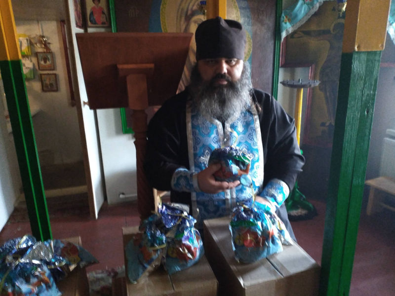 Приход Смоленского храма ст. Шумилинской передал 192 рождественских подарка четырем православным приходам