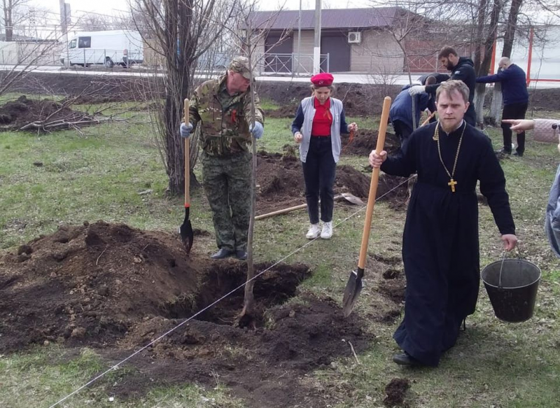 Благочинный Зверево-Никольского округа принял участие в акции «Сад памяти»