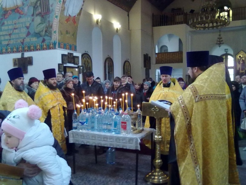 Духовенство Чертково-Калитвенского благочиния вместе с верующими приложились к святыням, пребывающим в Покровском кафедральном соборе г. Шахты