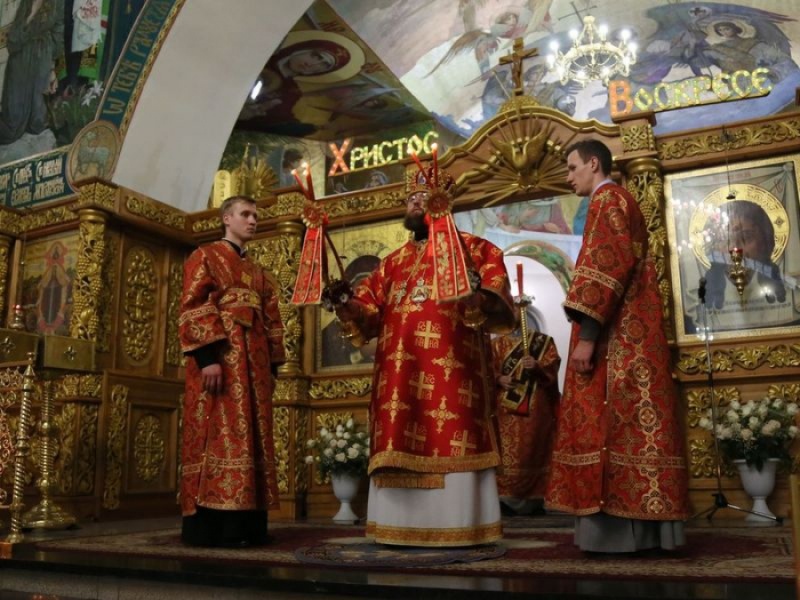 Преосвященнейший епископ Игнатий совершил торжественное богослужение в праздник Светлого Христова Воскресения в Покровском кафедральном соборе г. Шахты