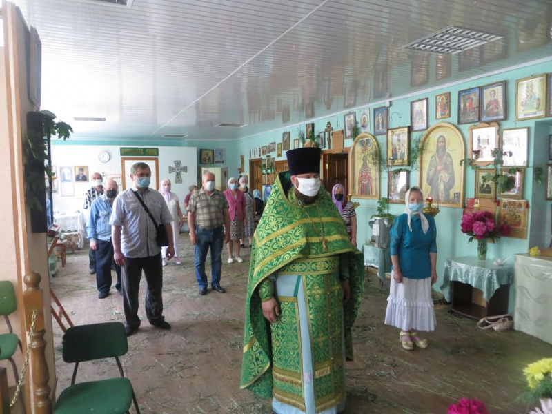 В храме в честь Святой Троицы Александровск-Грушевского благочиния торжественным богослужением отметили престольный праздник