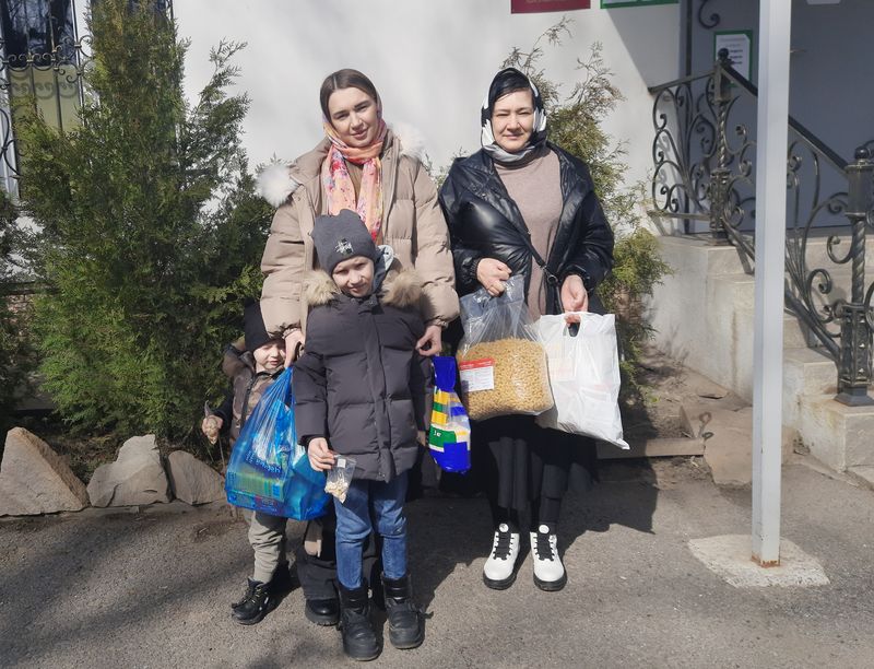 Прихожане храма святой блаженной Ксении Петербургской города Шахты собрали гуманитарную помощь для беженцев