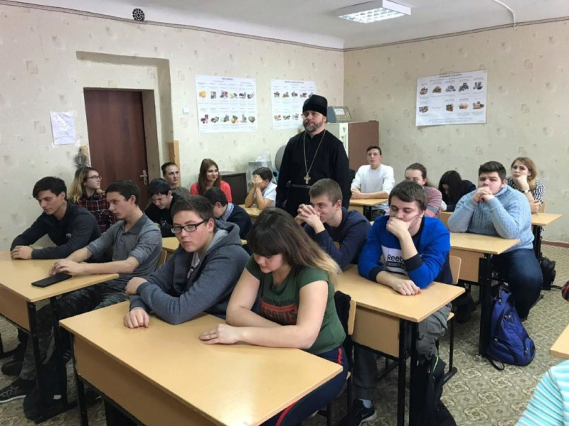 Отец Димитрий (Яроцкий) провел беседу со студентами Миллеровского казачьего техникума