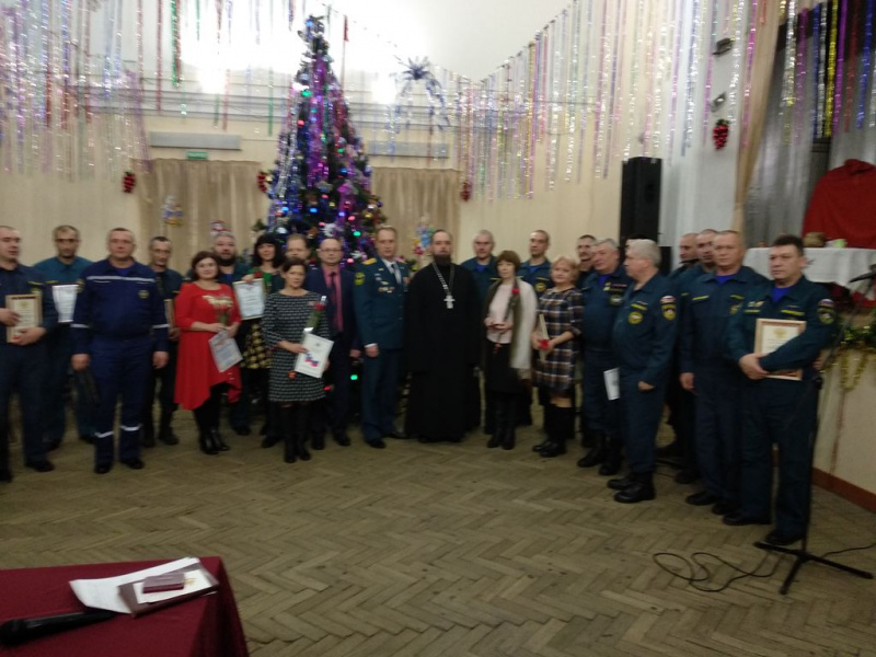 Благочинный Миллеровского округа иерей Роман Калинин поздравил сотрудников МЧС с профессиональным праздником