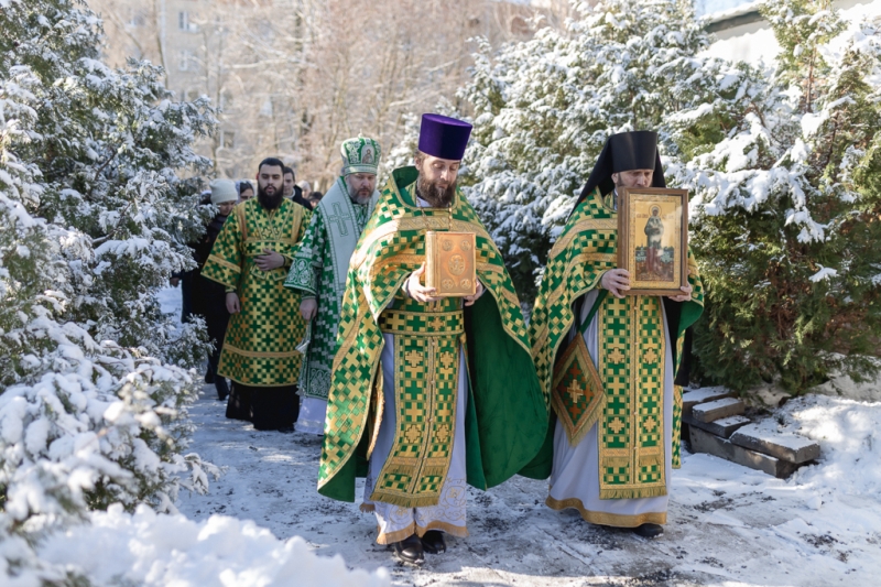 Праздничную Литургию по случаю престольного дня храма святой Ксении Петербургской города Шахты возглавил Преосвященнейший епископ Симон