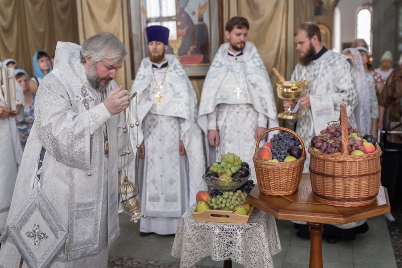 Преображение Господне – один из двенадцати главных праздников православных христиан архиерейским богослужением отметили в Покровском кафедральном соборе города Шахты