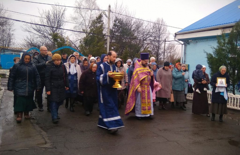 Крестные хода и молебны прошли в Покровском храме г. Новошахтинска
