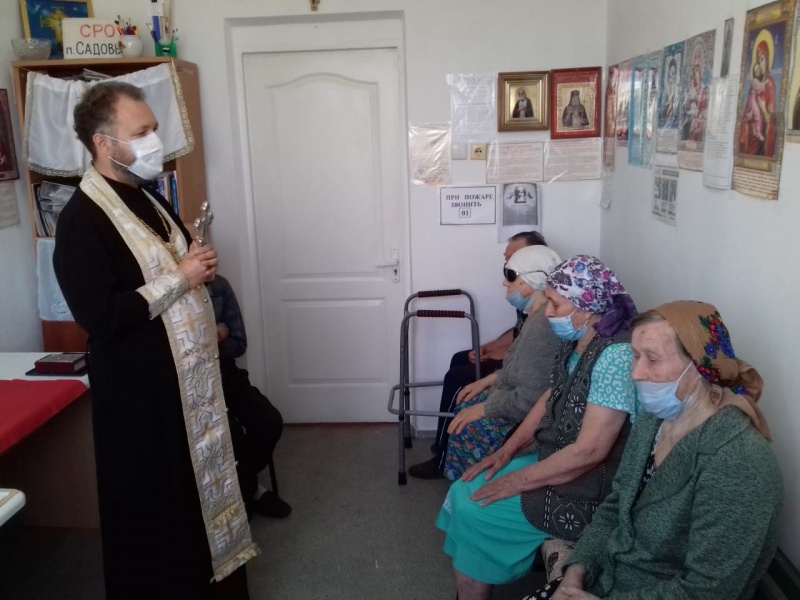 Протоиерей Роман Мясников посетил дом престарелых в пос. Садовый