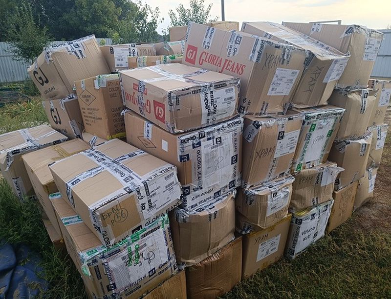 На приходе села Маньково-Калитвенское раздали вещи от компании Gloria Jeans