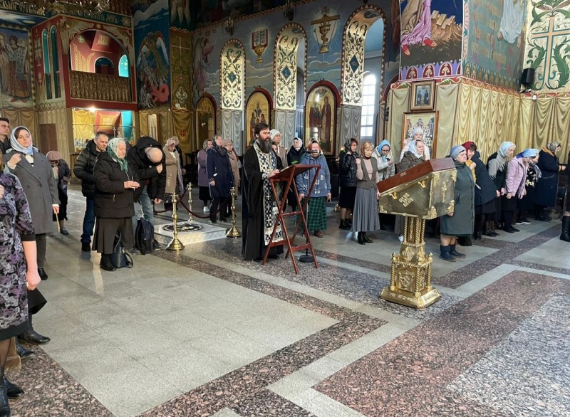 Прихожане Покровского кафедрального собора продолжают духовную традицию чтения Псалтири в Великом посту