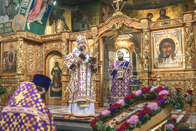 В праздник Воздвижения Честного и Животворящего Креста Господня Преосвященнейший епископ Симон возглавил богослужение в Покровском кафедральном соборе г. Шахты