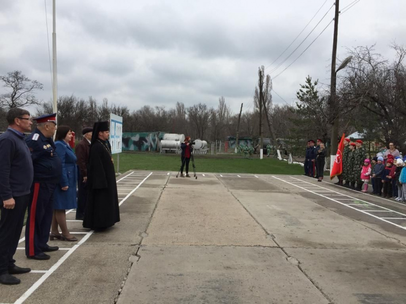 Иеромонах Никон (Синюшкин) в День призывника благословил молодое поколение будущих призывников на территории воинской части г. Красный Сулин