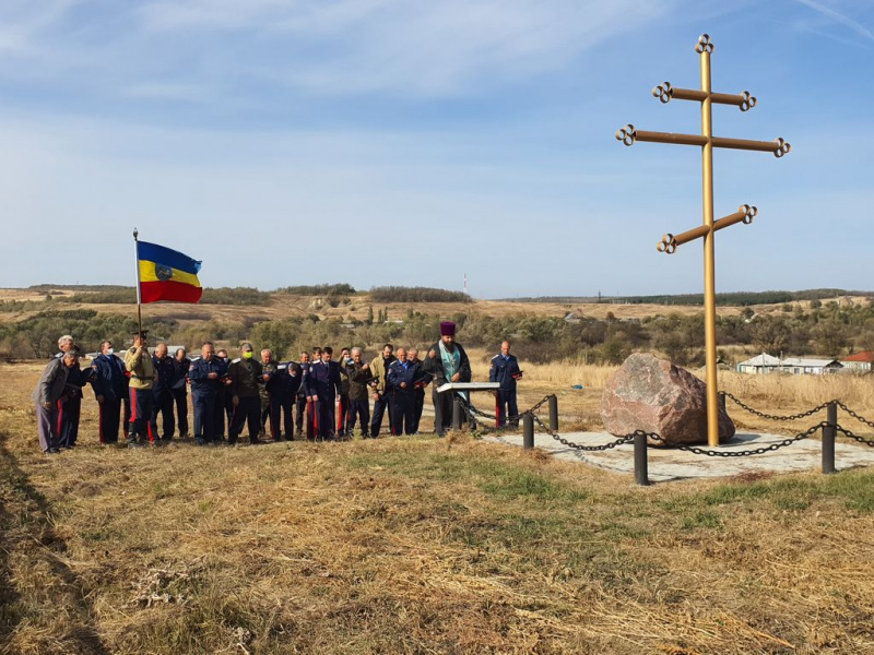 Протоиерей Димитрий Сербин совершил панихиду по невинно убиенным казакам у поклонного креста в хут. Сетраки
