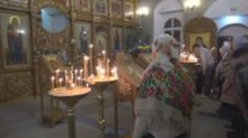 В празднично украшенном храме в честь Донской иконы Божьей Матери града Новошахтинска состоялась торжественная ночная Божественная литургия по случаю дня Рождества Христова