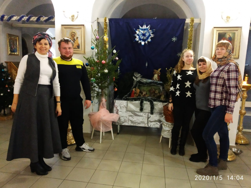 Православные добровольцы украсили Донской храм г. Новошахтинска к Рождеству Христову