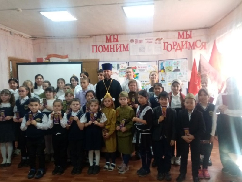 Священник поздравил школьников с 80-летием освобождения хутора Усьман