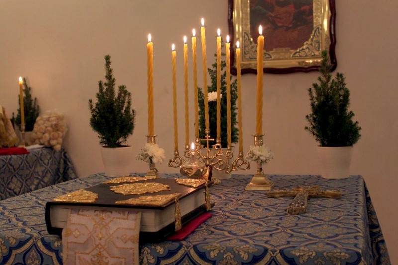 В Алексеевском храме г. Шахты совершили праздничную ночную Рождественскую службу