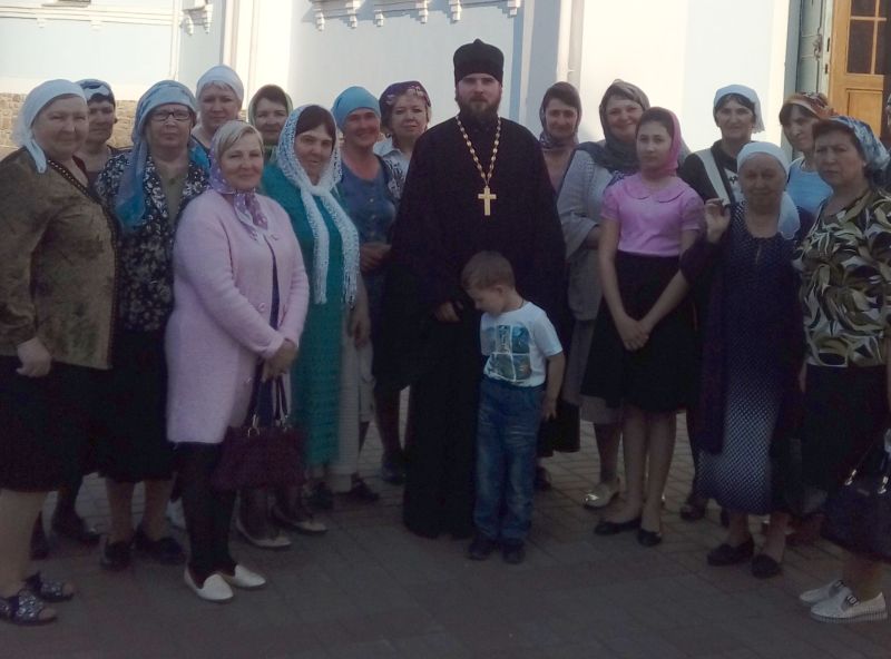 Прихожане храма Архистратига Михаила г. Новошахтинска поклонились честным мощам свт. Луки, привезенным в Покровский кафедральный собор г. Шахты