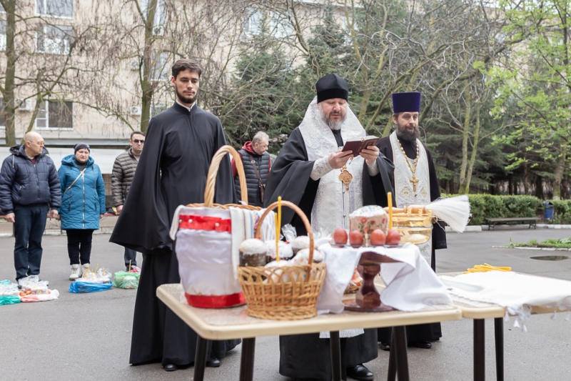 Освящение пасхальных приношений в филиале Донского государственного технического университета города Шахты 