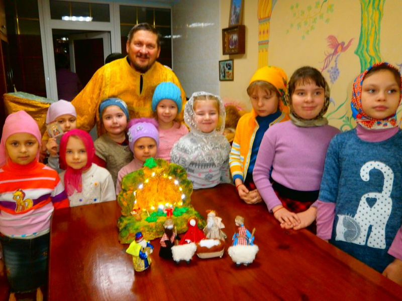 В воскресной школе «Держава» при храме Державной иконы Божией Матери прошла подготовка к конкурсу «Свет Рождества»