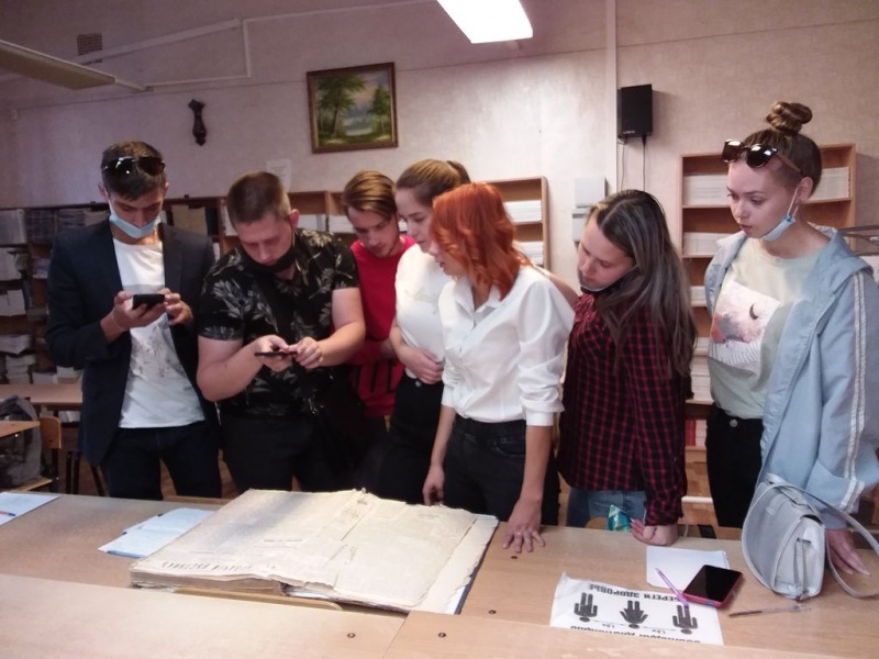 Епархиальный древлехранитель обучает студентов исследовательской работе в редком библиотечном фонде