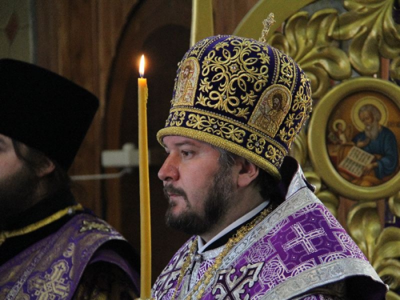 Правящий Архиерей Шахтинской епархии епископ Симон совершил всенощное бдение с чином выноса Честного и Животворящего Креста Господня