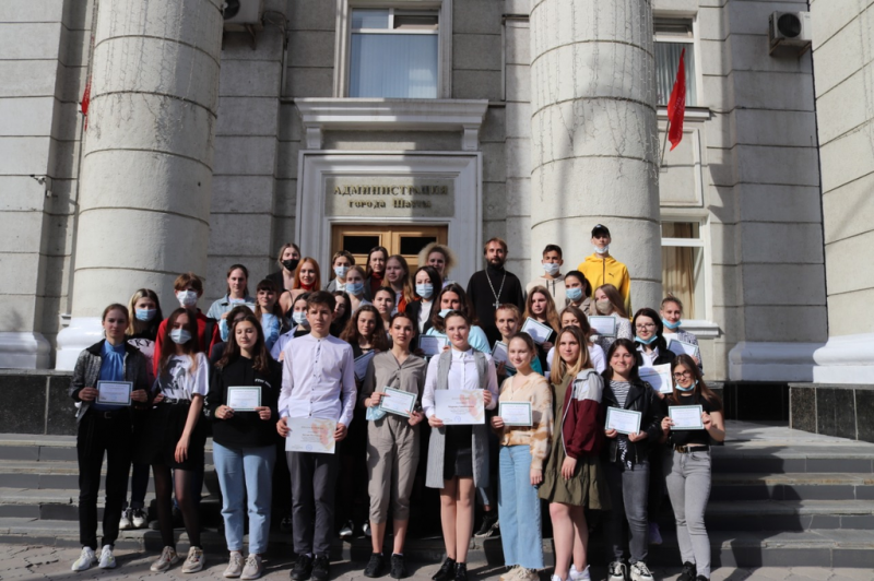 Протоиерей Сергий Яценко принял участие в торжественном награждении молодежи города Шахты за участие в благотворительном марафоне «Корзина доброты» и муниципальном этапе областного конкурса «Гвоздики Отчества»