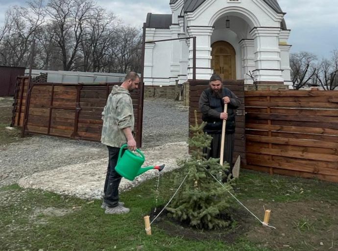 С началом весны на храмовом подворье в честь иконы Божией Матери «Взыскание погибших» поселка Сидорово-Кадамовский началось озеленение территории