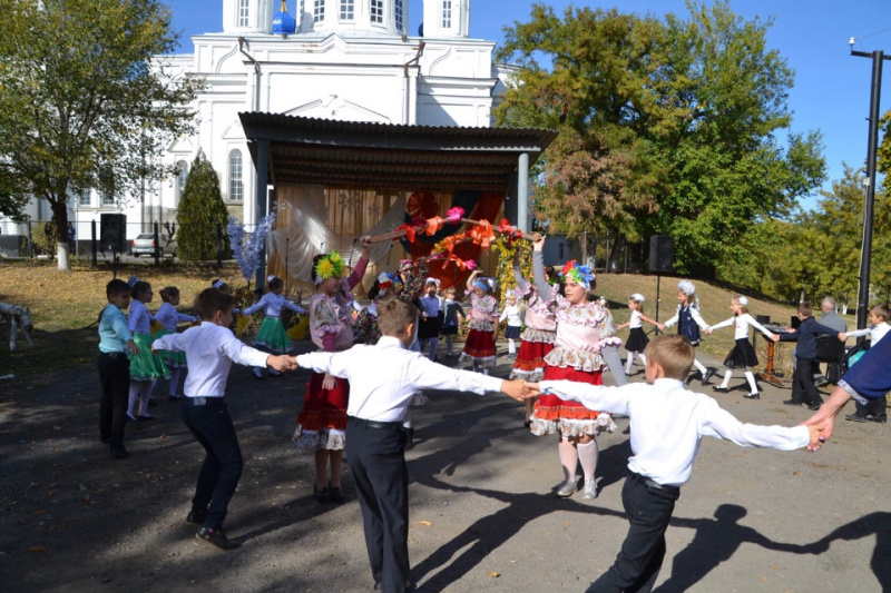 Благочинный приходов Донецкого округа принял участие в Покровском фестивале «Мы встречаем Покрова» в станице Гундоровской