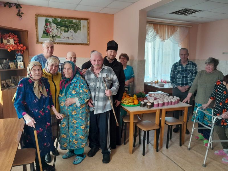 Поздравление постояльцев дома престарелых в Верхнедонском благочинии