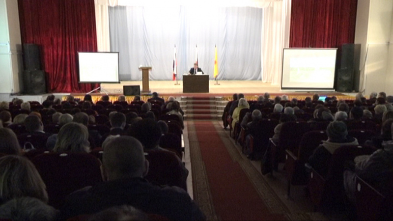 В актовом зале МУК СКЦ «Маяк» г. Зверево состоялся отчет Главы Администрации города Зверево М.В. Солоницина перед жителями о деятельности Администрации города Зверево в текущем году