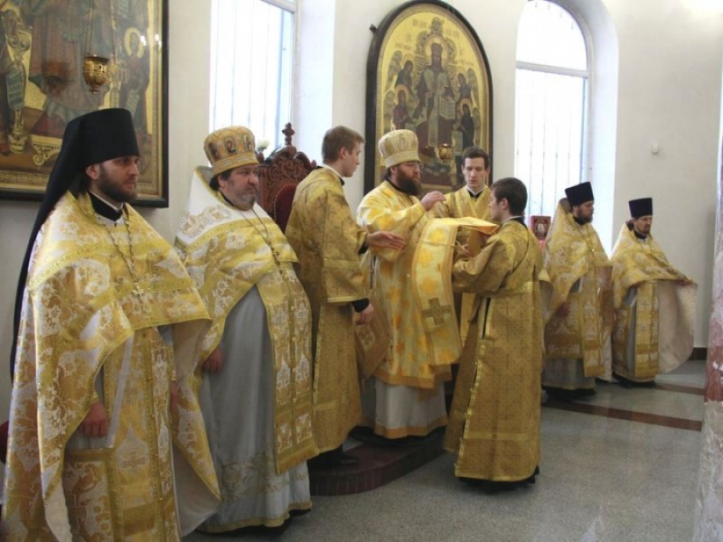 В воскресенье попразднства Сретения Господня владыка Игнатий совершил Литургию в Покровском кафедральном соборе г. Шахты