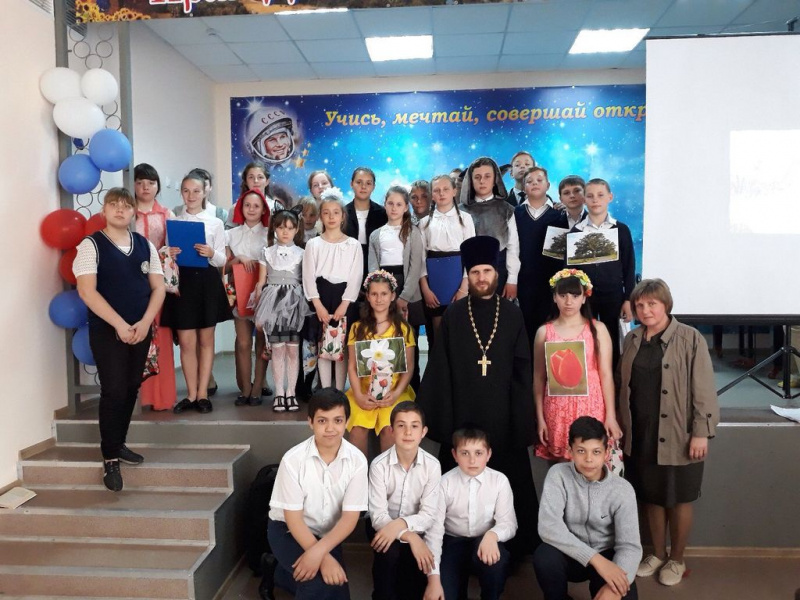 В школе № 14 г. Шахты состоялся пасхальный концерт учеников воскресной школы «Святоч» при храме святого благоверного князя Александра Невского г. Шахты