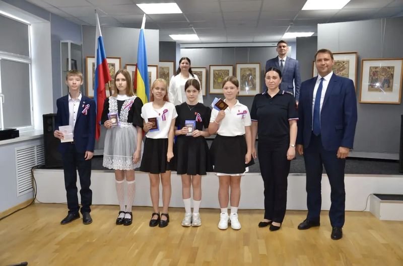 Юным боковчанам вручили паспорта граждан России