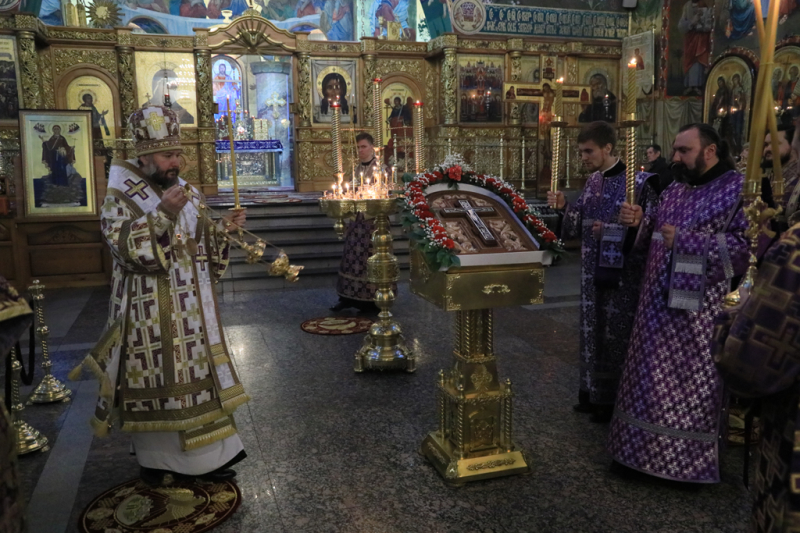 Преосвященнейший епископ Симон совершил всенощное бдение в канун Крестопоклонной Недели Великого поста