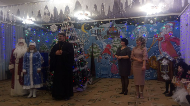 По приглашению директора детского сада «Золотая рыбка» Натальи Георгиевны Лебедевой клирик Никольского храма г. Шахты иерей Николай Налеткин посетил новогодний утренник